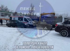 На «скорой» увезли мужчину, попавшего в ДТП на ул. Аустрина в Пензе
