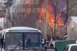 На Проломной улице в Пензе горит деревянная кровля дома