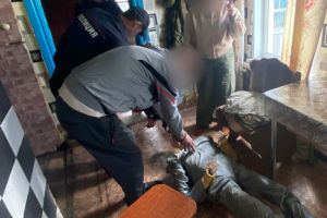 Житель Тамалинского района выжил после удара топором и сбежал от нападавшего