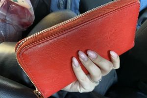 Кошельки россиян пустеют — в стране фиксируется рост цен на жилье и проезд в транспорте