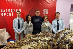 Студенты пензенского колледжа сплели маскировочные сети для бойцов в зоне СВО
