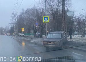 В Пензе напротив ПГУАС легковушка врезалась в опору