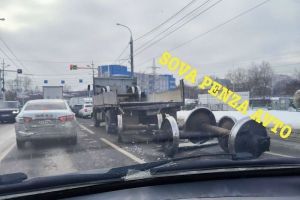 Появились кадры с места ДТП с большегрузом на улице Баумана в Пензе