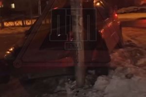В Пензе сняли видео, как водитель «Лады Калины» врезался в столб