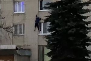 В Кузнецке сняли на видео момент падения мужчины с высоты 3-го этажа
