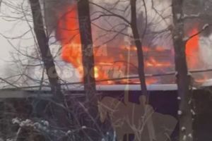 В Богословке 16 пожарных потушили полыхающий дом