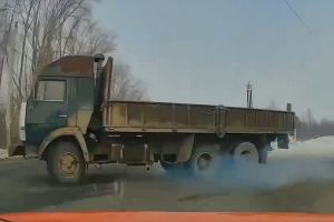 На улице Аустрина в Пензе сняли видео, как легковая машина таранит грузовик