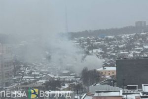В Пензе на улице Пушкина загорелся частный дом