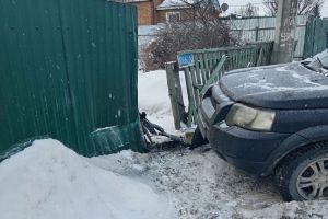 На улице Громова в Пензе автомобиль врезался в забор частного домовладения