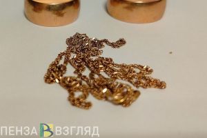 Работник сортировочного центра в Кузнецке украл подвеску с бриллиантом