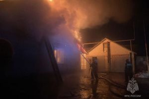 В Лопатино из горящего дома спасли пенсионерку