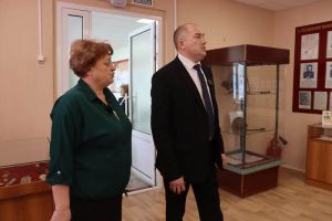 Министр Фомин посетил школу в Шемышейке после капитального ремонта