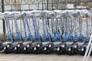 Лихие самокатчики — опасность на дорогах: в МВД России напомнили о штрафах для любителей СИМ