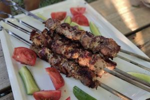 «Сезон шашлыков близко»: новый рецепт мяса с нежнейшим маринадом — близкие пальчики оближут