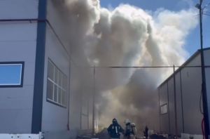 На ул. Аустрина в Пензе горит склад на площади 900 квадратных метров