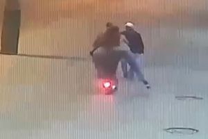 В центре Пензы сняли видео с женщиной на самокате, сбивающей двух пенсионеров