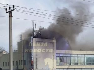 В Пензе у торгового центра загорелась вентиляция