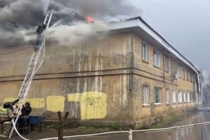 37 пожарных тушат возгорание в доме на улице Столярной в Пензе