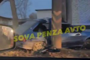 В Заречном сняли видео с «ВАЗом», врезавшимся в трубы теплосети