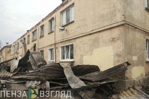 Дом без крыши на Столярной,8 в Пензе: жильцы разбирают вещи после пожара