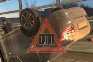 На мосту Капашина в Пензе сняли видео с опрокинувшимся на крышу автомобилем