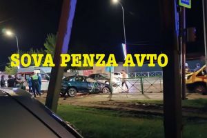 Скорая приехала на место жесткой ночной аварии на Окружной улице в Пензе