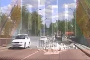 В Пензе сняли видео с падающими из грузовика на дорогу пеноблоками