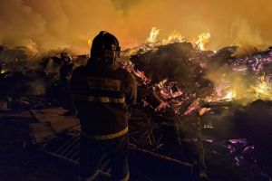 Опубликованы фото с места тушения объятой огнем свалки в Пензенской области
