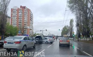 На ул. Луначарского в Пензе угодившие в ДТП машины перегородили дорогу