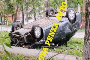 На проспекте Победы в Пензе утром перевернулся на крышу автомобиль