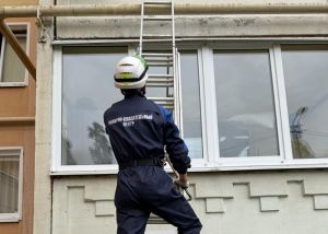 Спасатели помогли пензячке попасть в запертую квартиру к ребенку