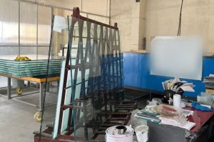 В Пензе на складе женщину тяжело травмировало упавшими стеклами