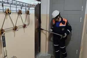 В Пензе спасатели помогли мужчине, который 2 недели не мог выйти из квартиры