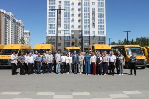 В Пензенской области вручили ключи от 25 новых школьных автобусов
