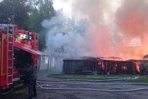 В Лунино пожарные не дали огню распространиться на жилые дома