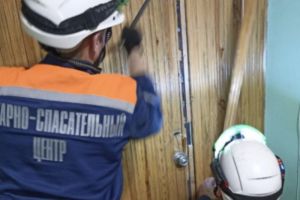 В Пензе спасатели вскрыли квартиру, где женщина нуждалась в срочной медпомощи
