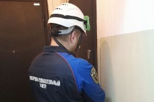 В Пензе спасатели помогли медикам попасть в квартиру к пациентке