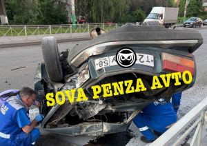 На Южной поляне в Пензе автомобиль перевернулся на крышу: трое в реанимации