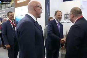 Чернышенко и Комаров посетили стенд Пензенской области на ПМЭФ-2025
