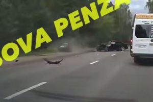 В Пензе сняли на видео момент жесткой аварии рядом с Ахунским переездом