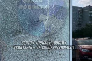 Тренд продолжается: в Пензе машина врезалась в здание ТЦ