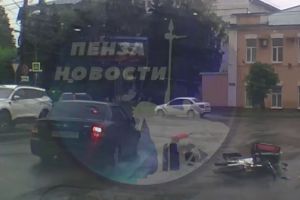 В Пензе сняли момент жесткого столкновения машины с велокурьером