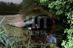 Соцсети: в Пензе автомобиль BMW X5 затонул в реке