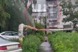 На улице Калинина в Пензе прорвало надземный трубопровод
