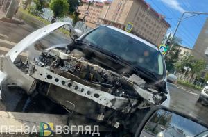 В Пензе в ДТП на ул. Куйбышева автомобилю снесло капот