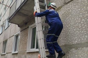В Пензе спасатели вскрыли дверь квартиры с 6-месячным ребенком внутри