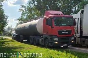 Из-за происшествия на федеральной трассе фуры едут по дороге в селе Лермонтово