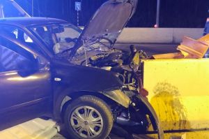 В Пензе автомобиль врезался в бетонное ограждение