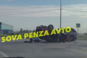На мосту по улице 40 лет Октября в Пензе перевернулся автомобиль