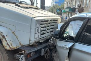 В Пензе водителя грузовика госпитализировали после жесткого ДТП
